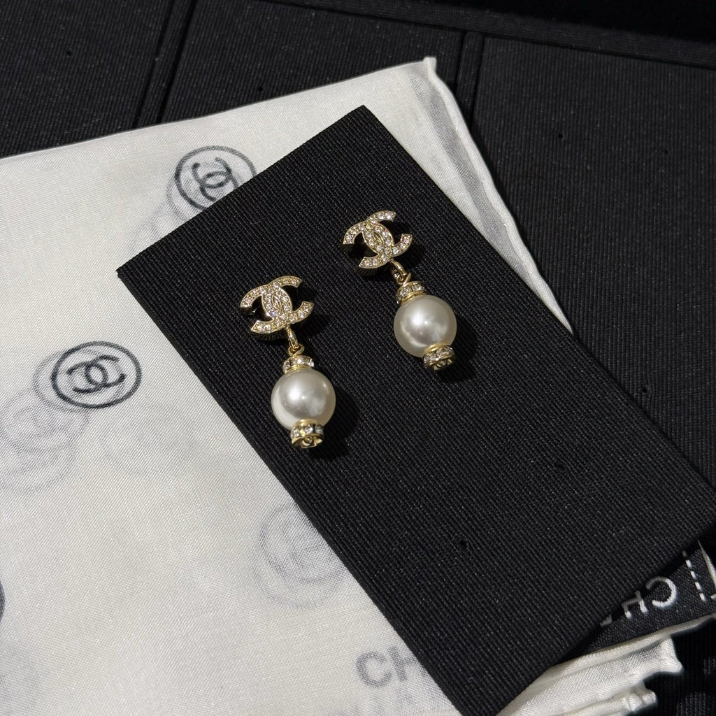 Stylish CC Pendant Pearl Earrings