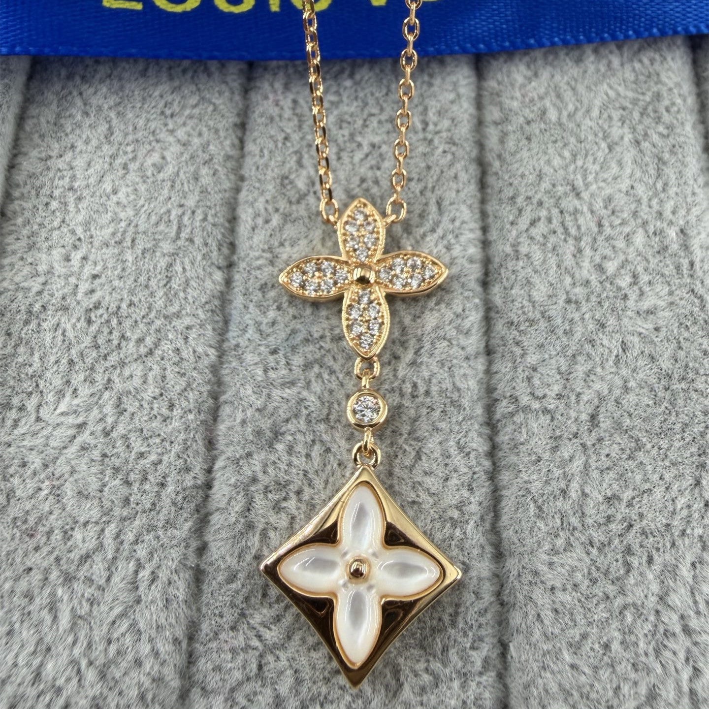 Four-leaf clover rhinestone pendant necklace