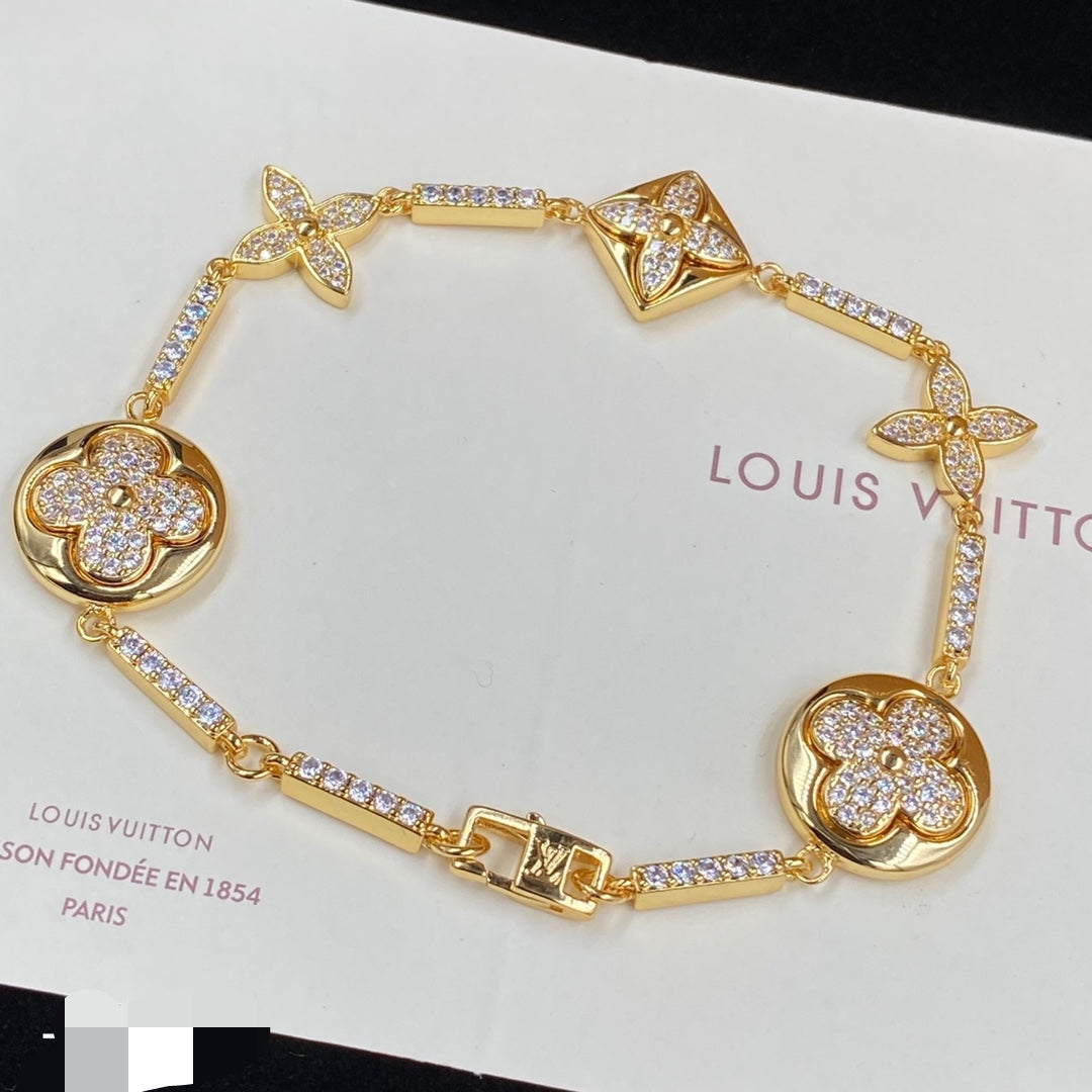 Stylish Rhinestone Four-Leaf Clover Bracelet