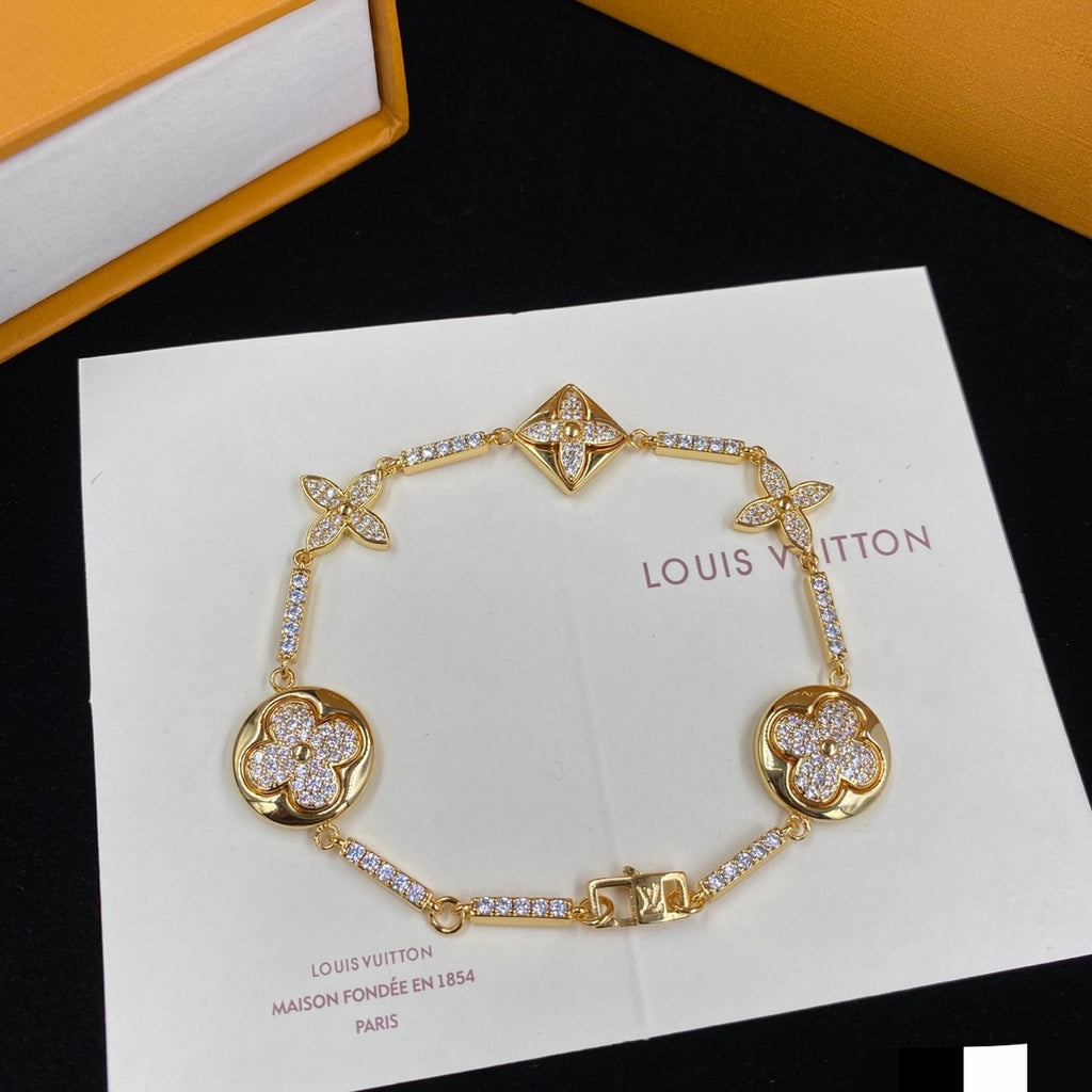 Stylish Rhinestone Four-Leaf Clover Bracelet