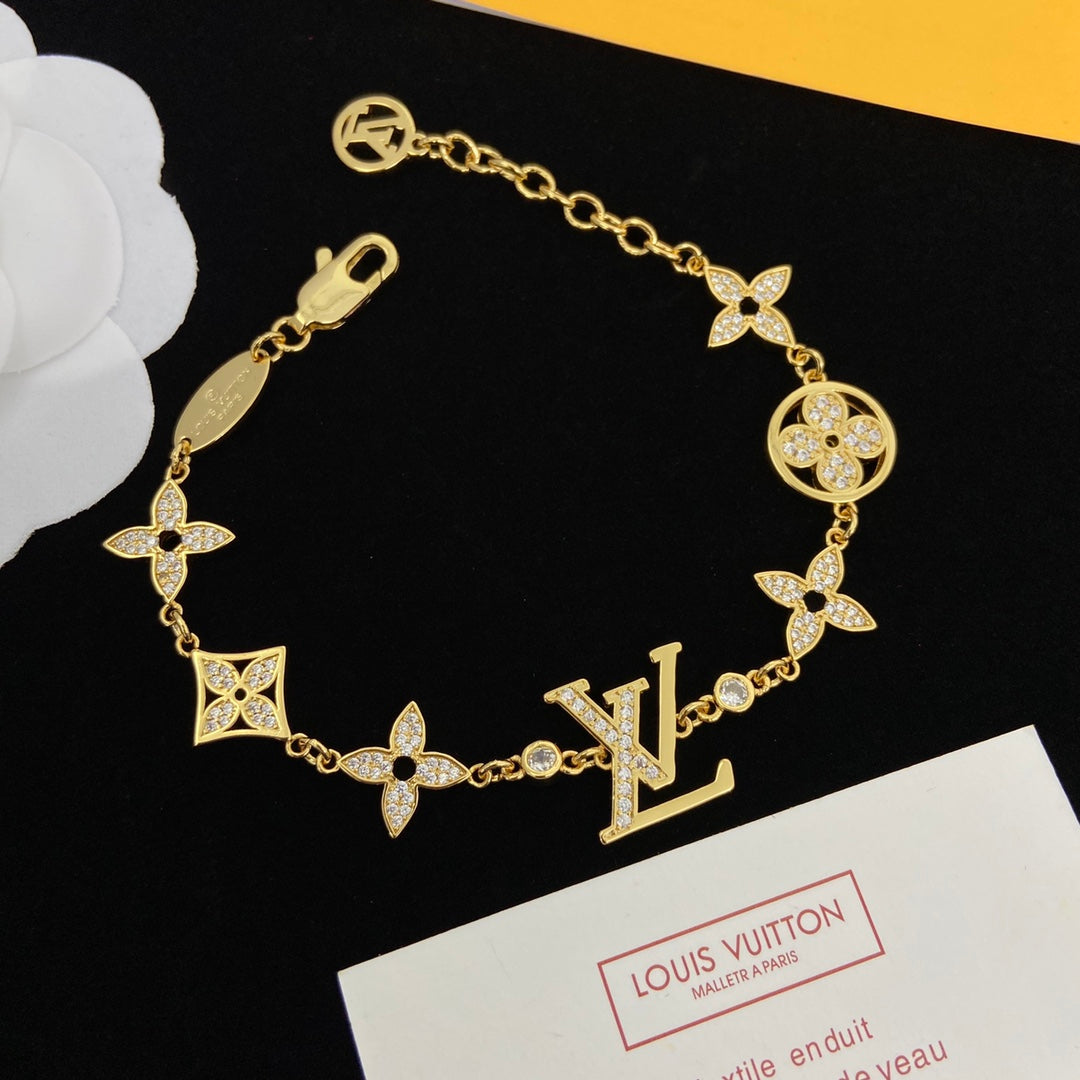 Stylish Rhinestone Four-Leaf Clover Bracelet