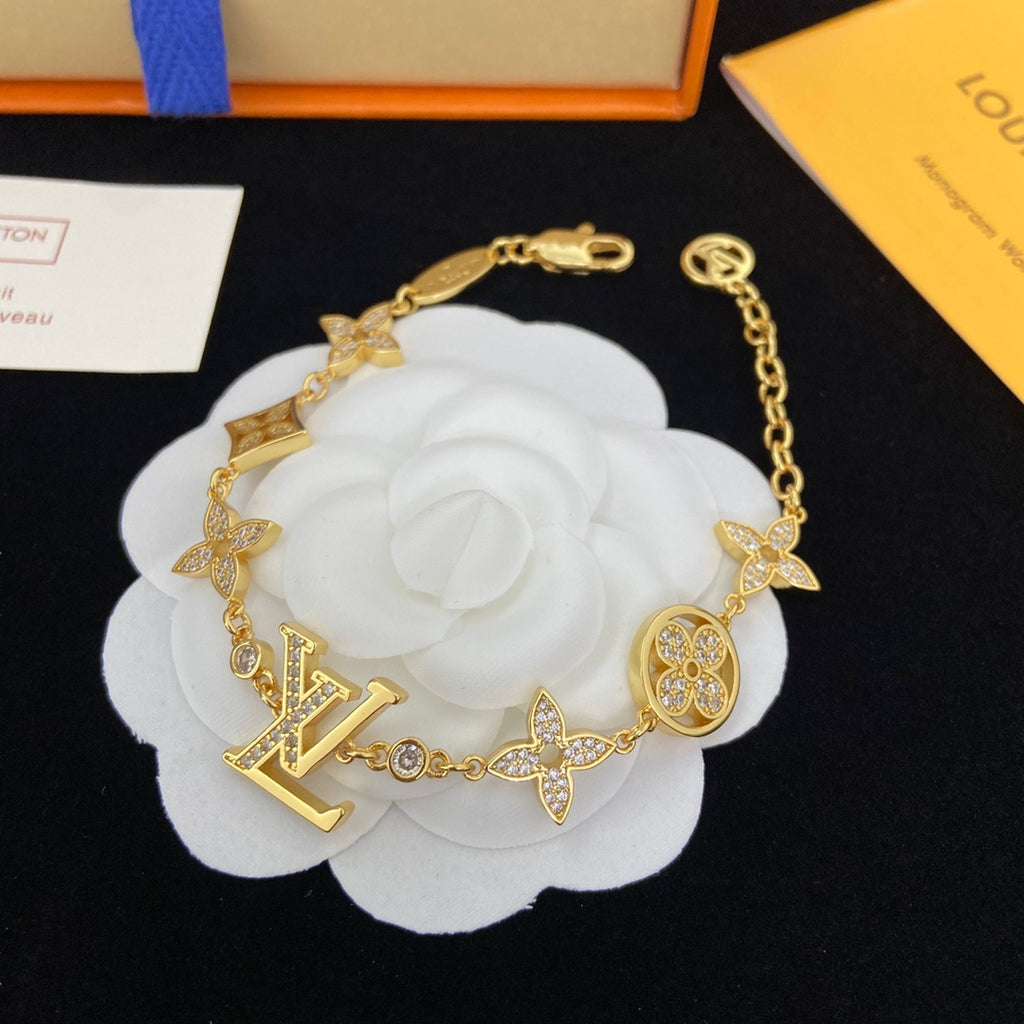 Stylish Rhinestone Four-Leaf Clover Bracelet