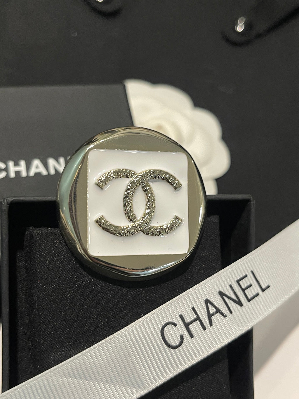 Fashion Round Double-C Brooch