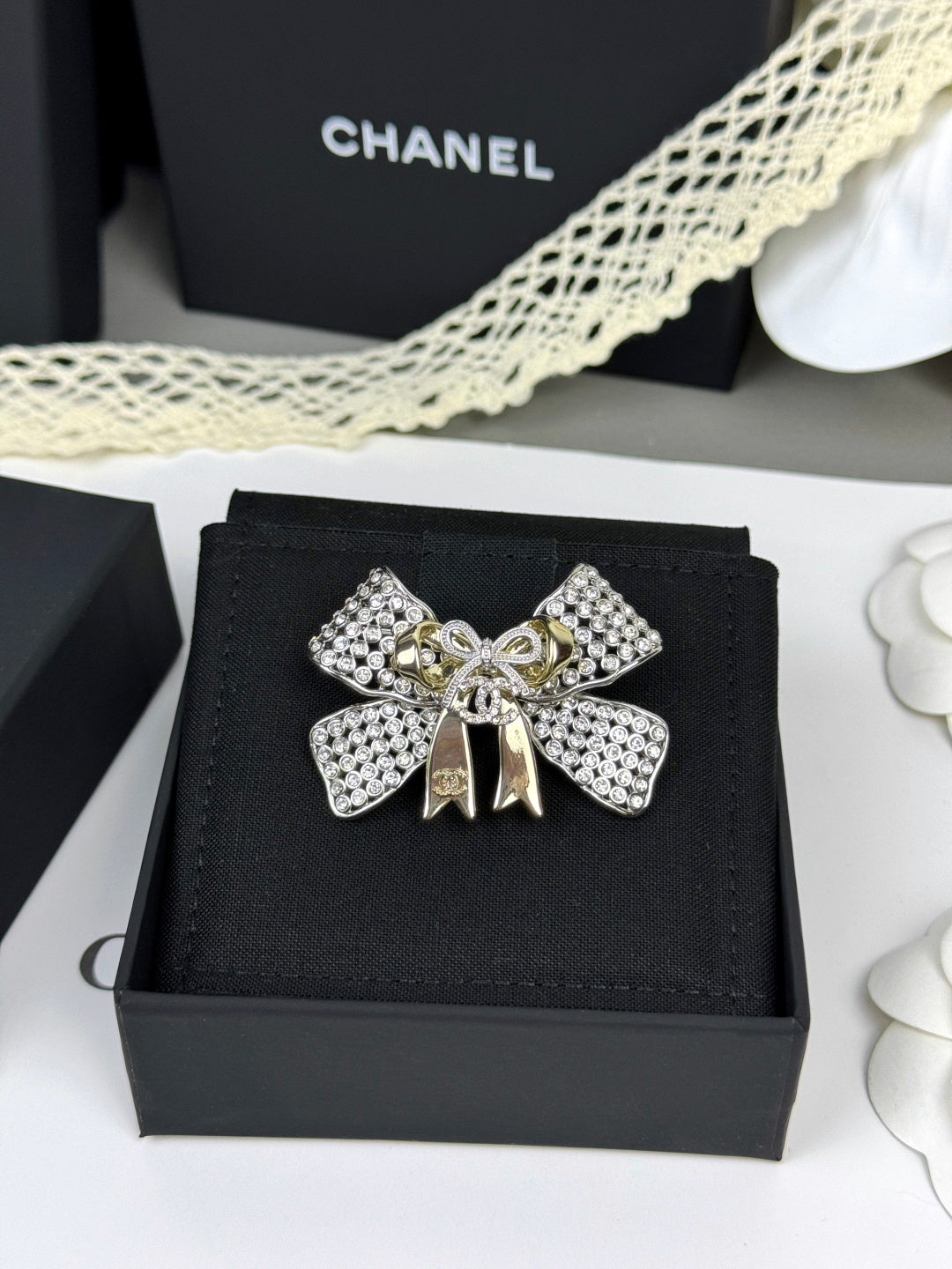 Stylish Rhinestone Bow Brooch