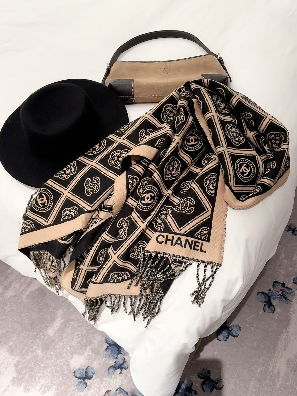 Stylish CC-Letter Scarf