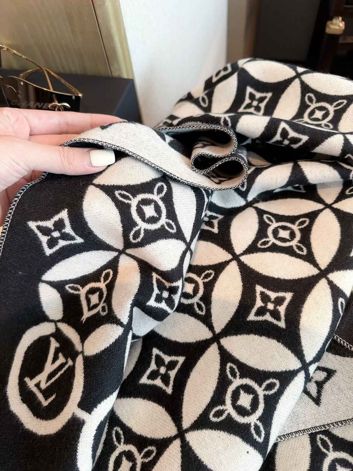 Stylish Four-Leaf Clover &amp; Letter Scarf
