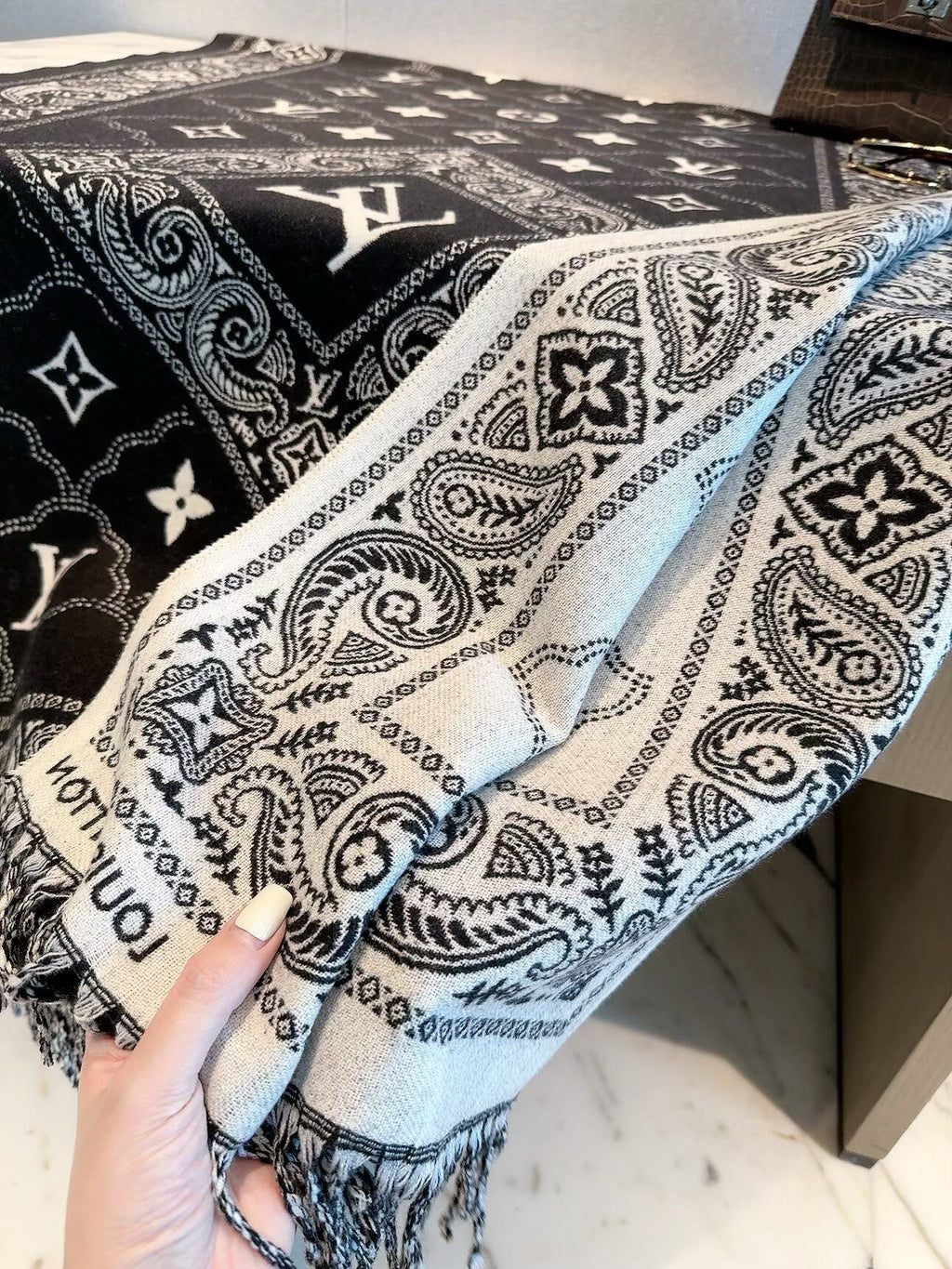 Stylish Four-Leaf Clover &amp; Letter Scarf