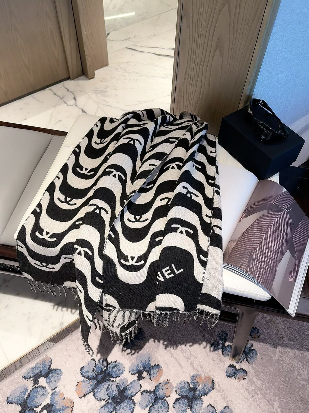 Stylish CC Wave-Pattern Scarf