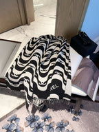 Stylish CC Wave-Pattern Scarf