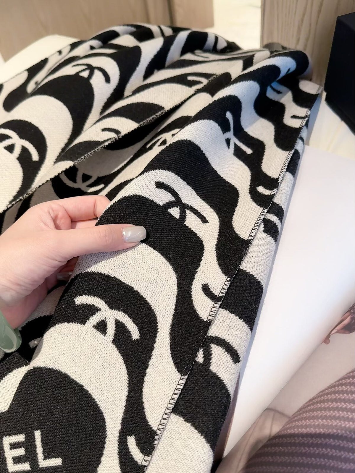 Stylish CC Wave-Pattern Scarf
