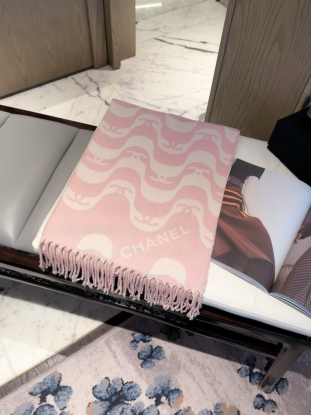 Stylish CC Wave-Pattern Scarf