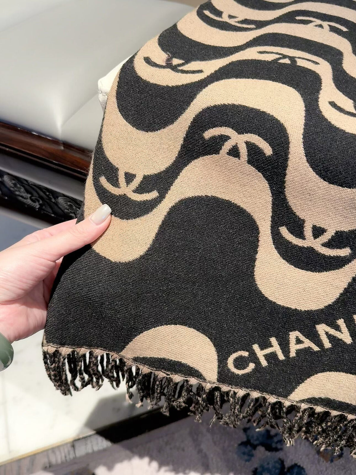 Stylish CC Wave-Pattern Scarf