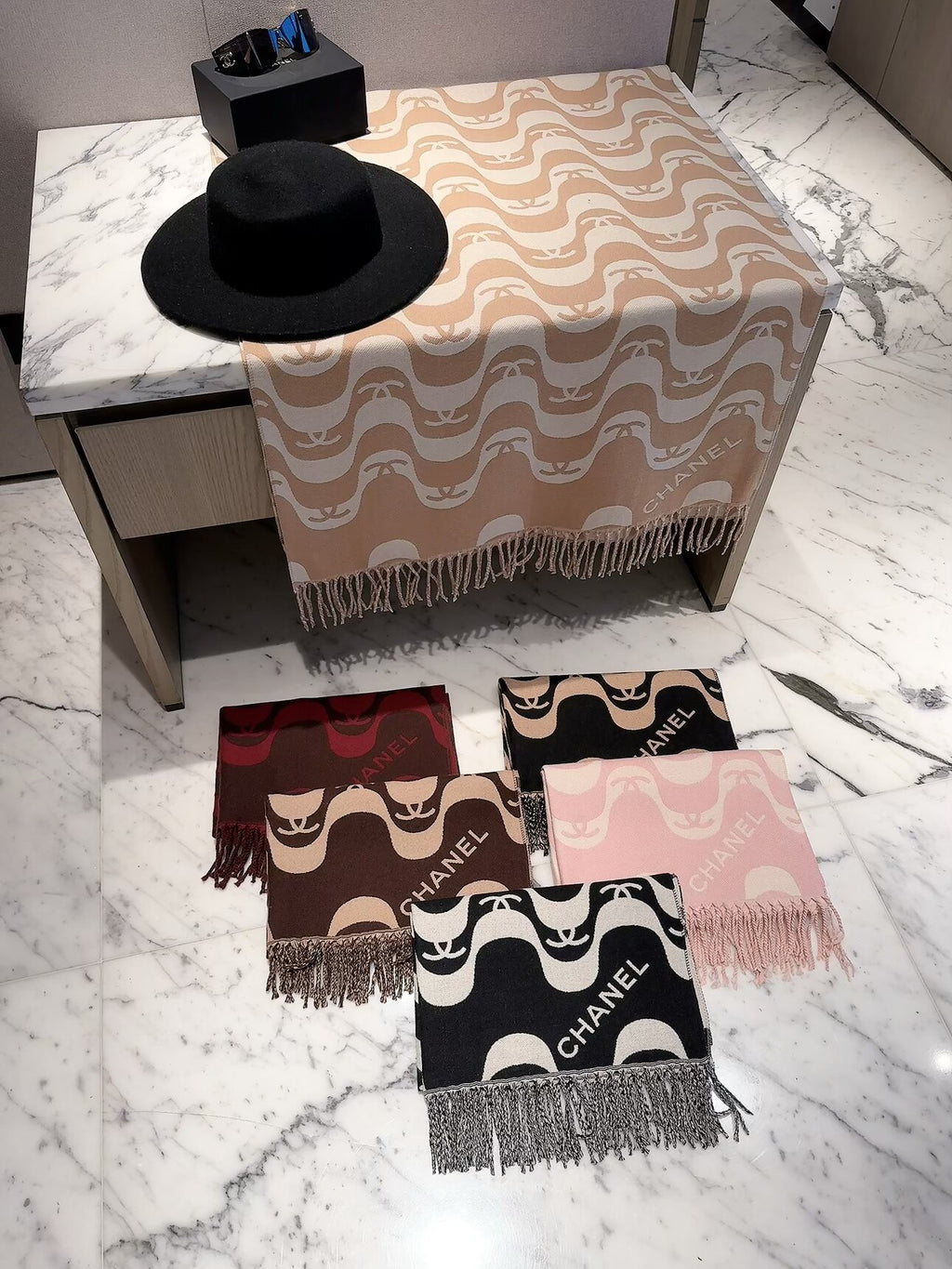 Stylish CC Wave-Pattern Scarf