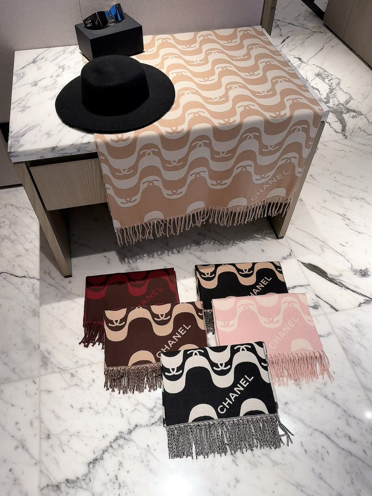Stylish CC Wave-Pattern Scarf