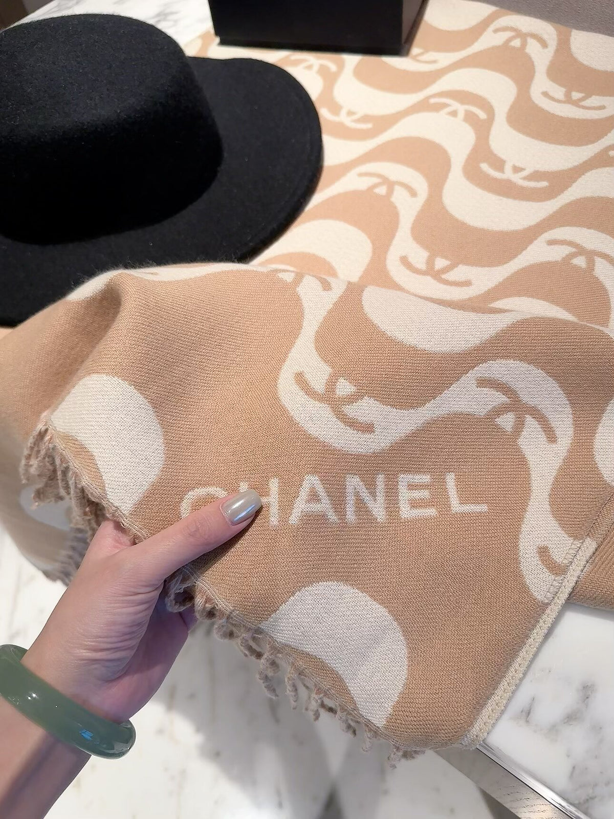 Stylish CC Wave-Pattern Scarf