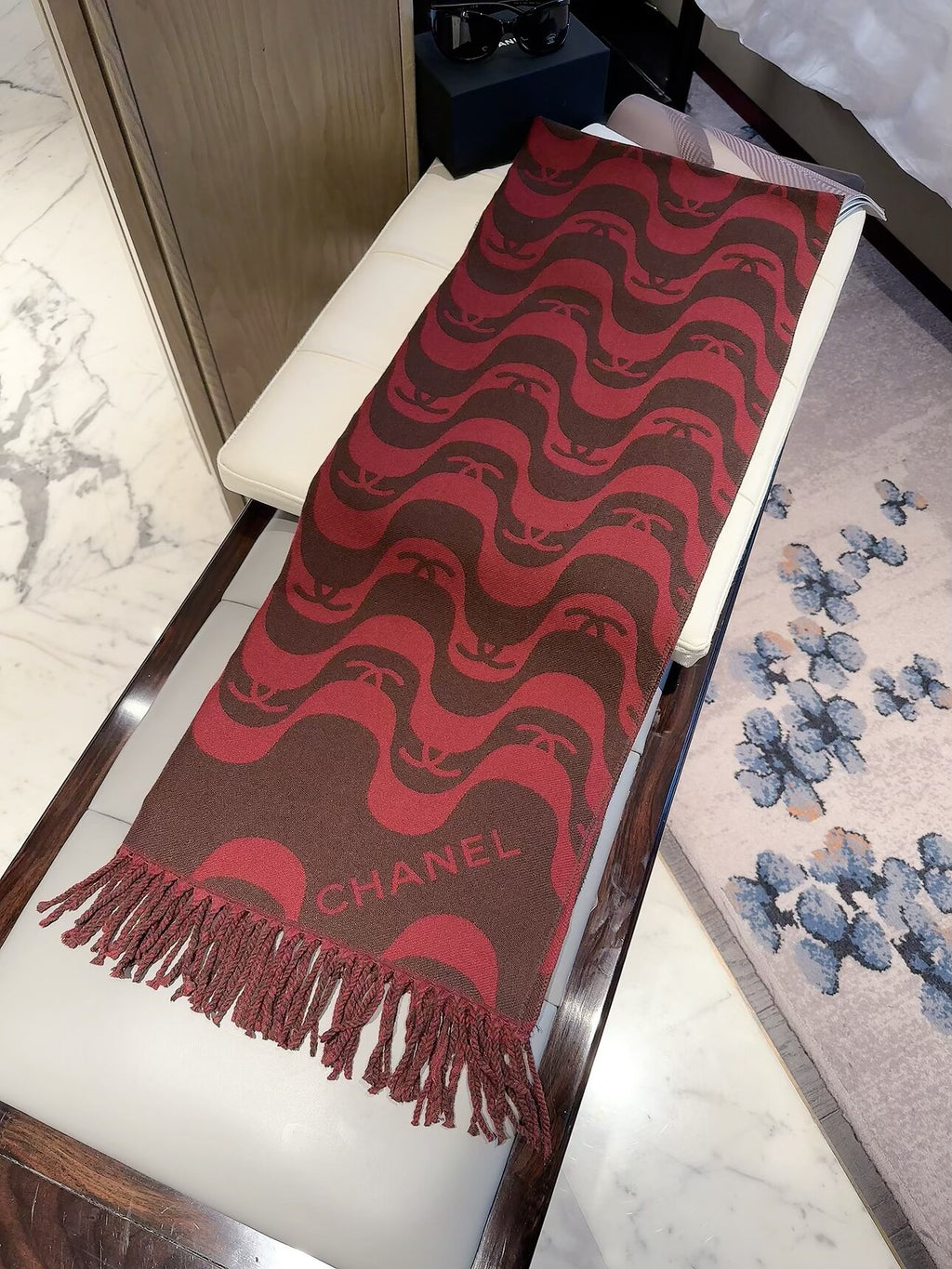 Stylish CC Wave-Pattern Scarf