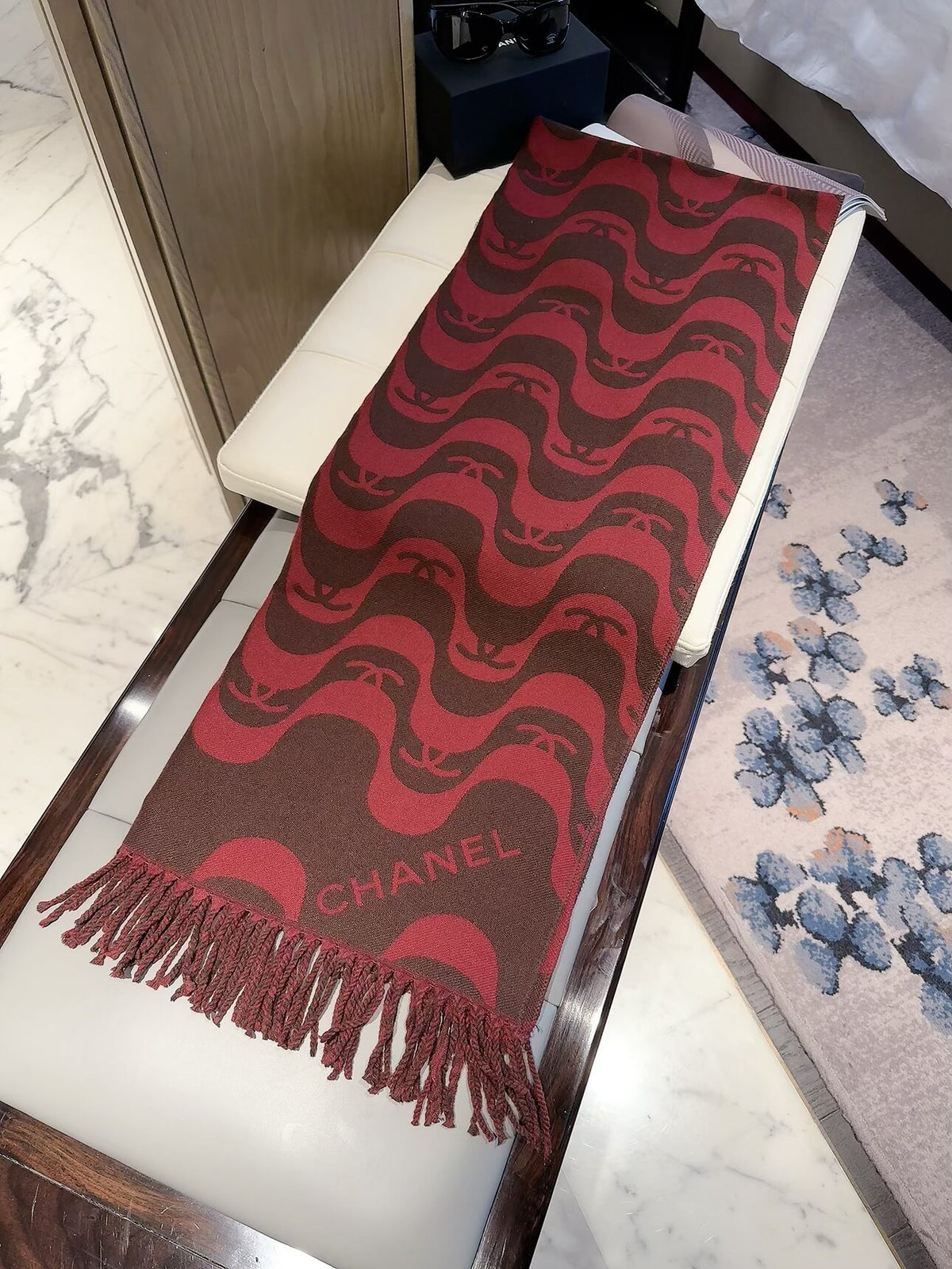 Stylish CC Wave-Pattern Scarf
