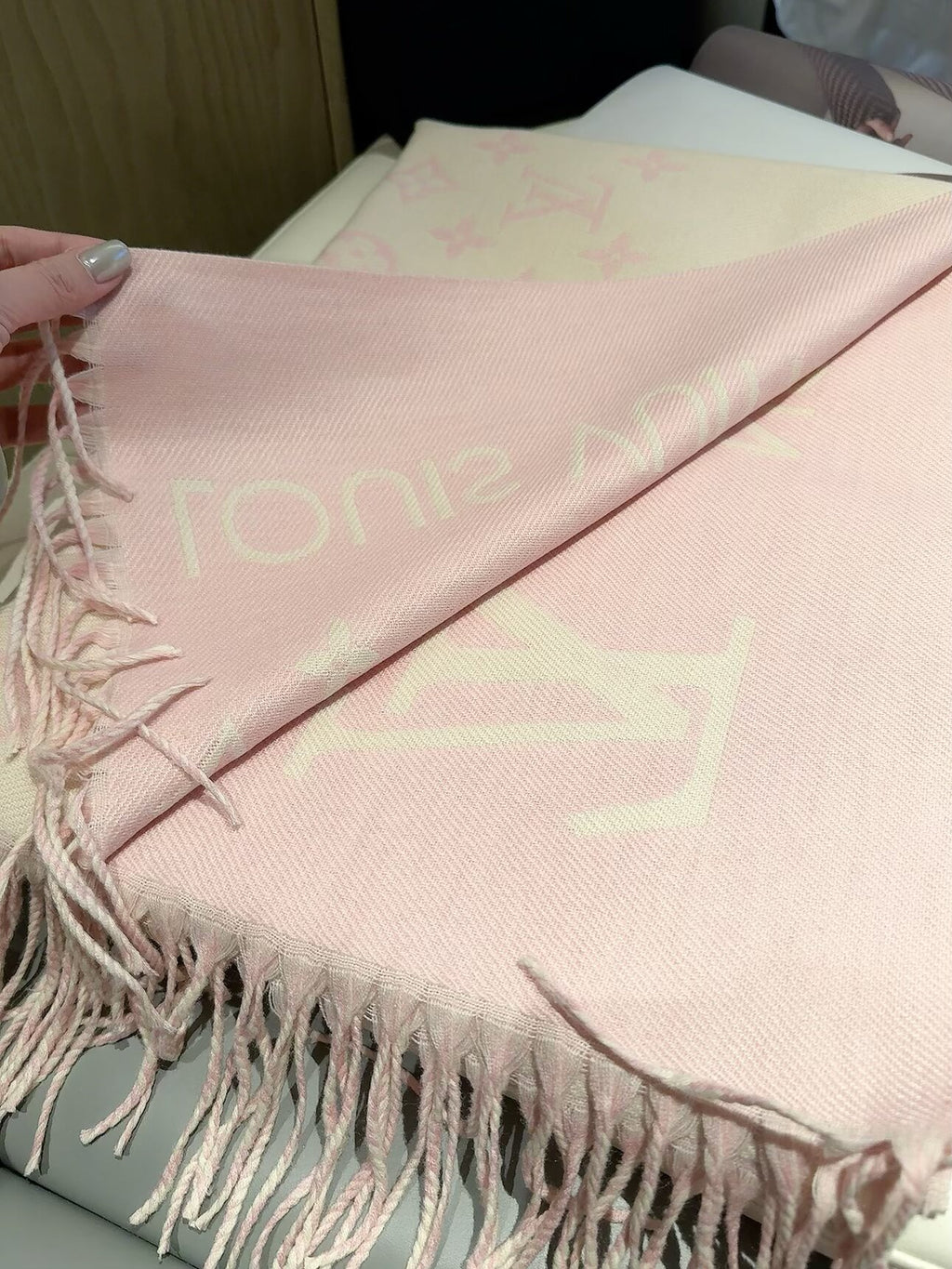 Stylish Two-Tone Four-Leaf Clover Scarf