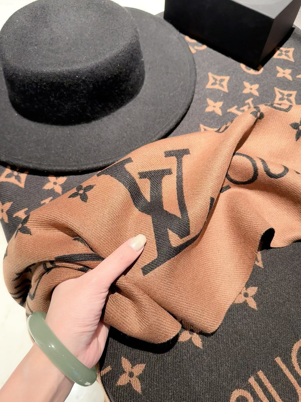 Stylish Two-Tone Four-Leaf Clover Scarf