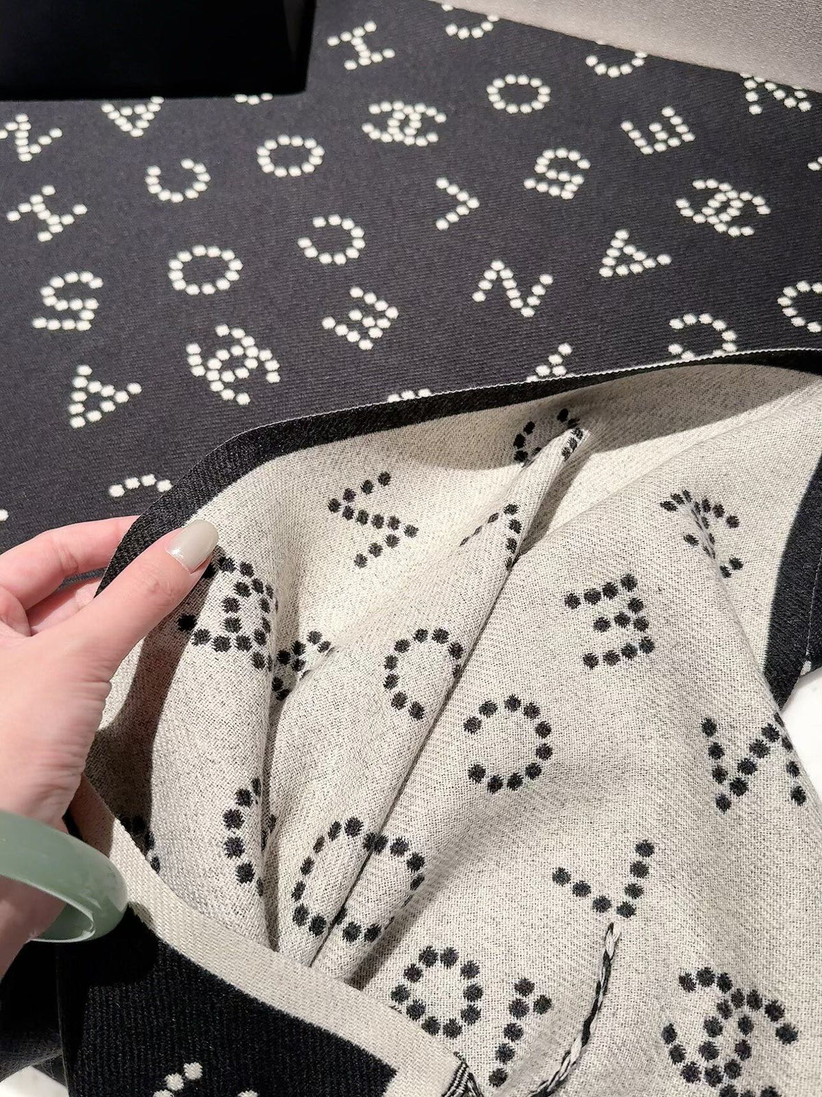 Stylish CC Letter Pattern Scarf