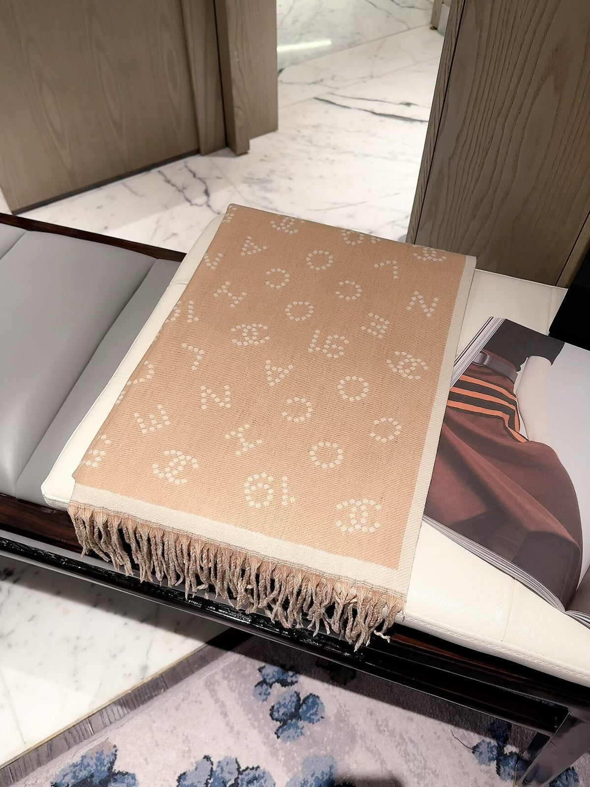 Stylish CC Letter Pattern Scarf