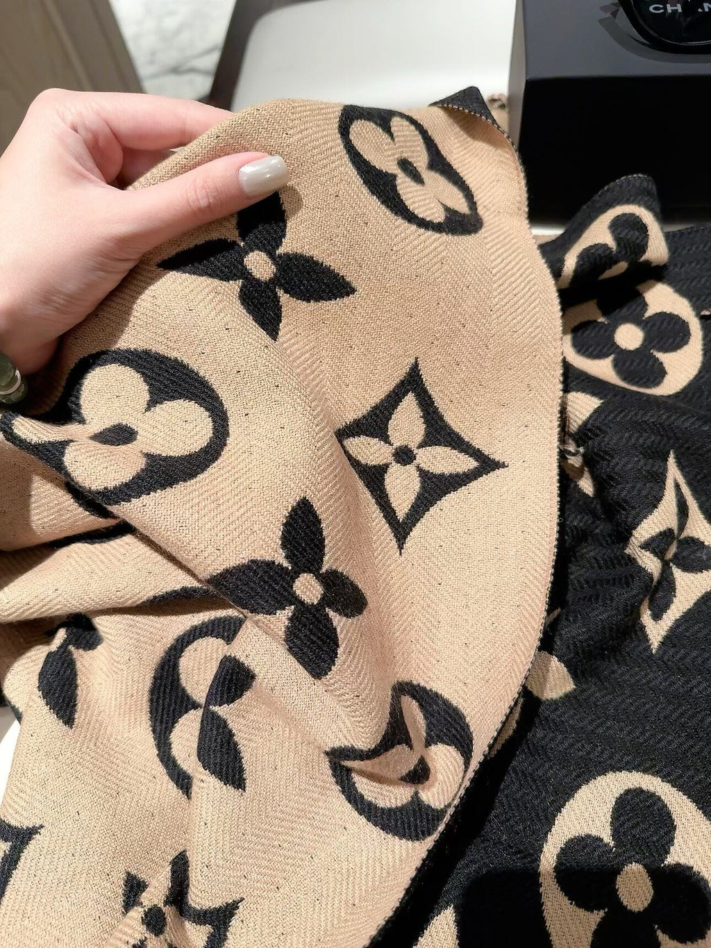 Stylish Four-Leaf Clover and Letter Pattern Scarf