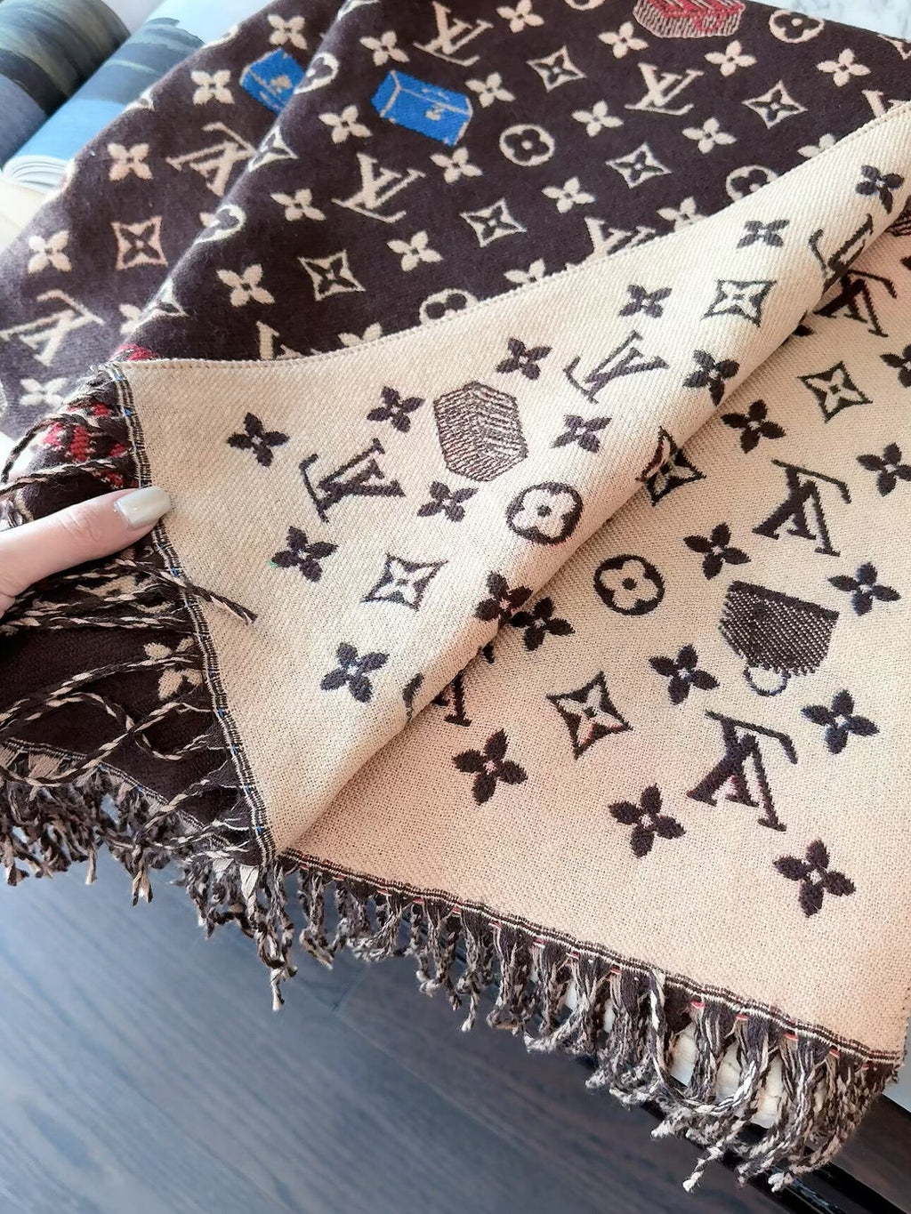 Stylish Four-Leaf Clover and Letter Pattern Scarf
