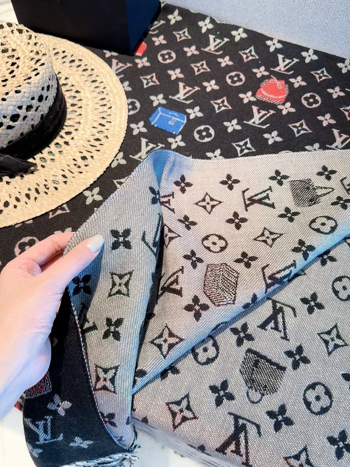 Stylish Four-Leaf Clover and Letter Pattern Scarf