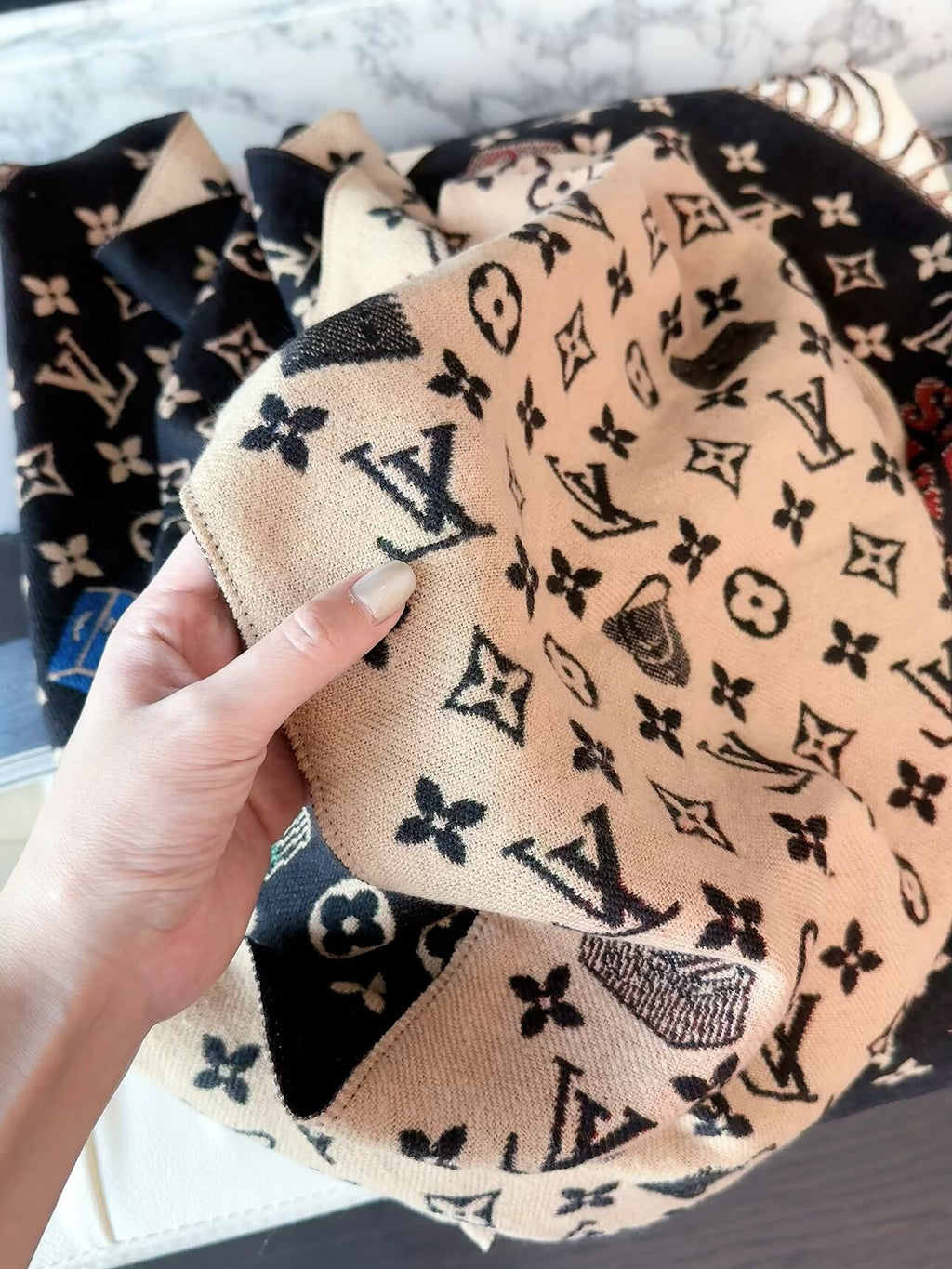 Stylish Four-Leaf Clover and Letter Pattern Scarf