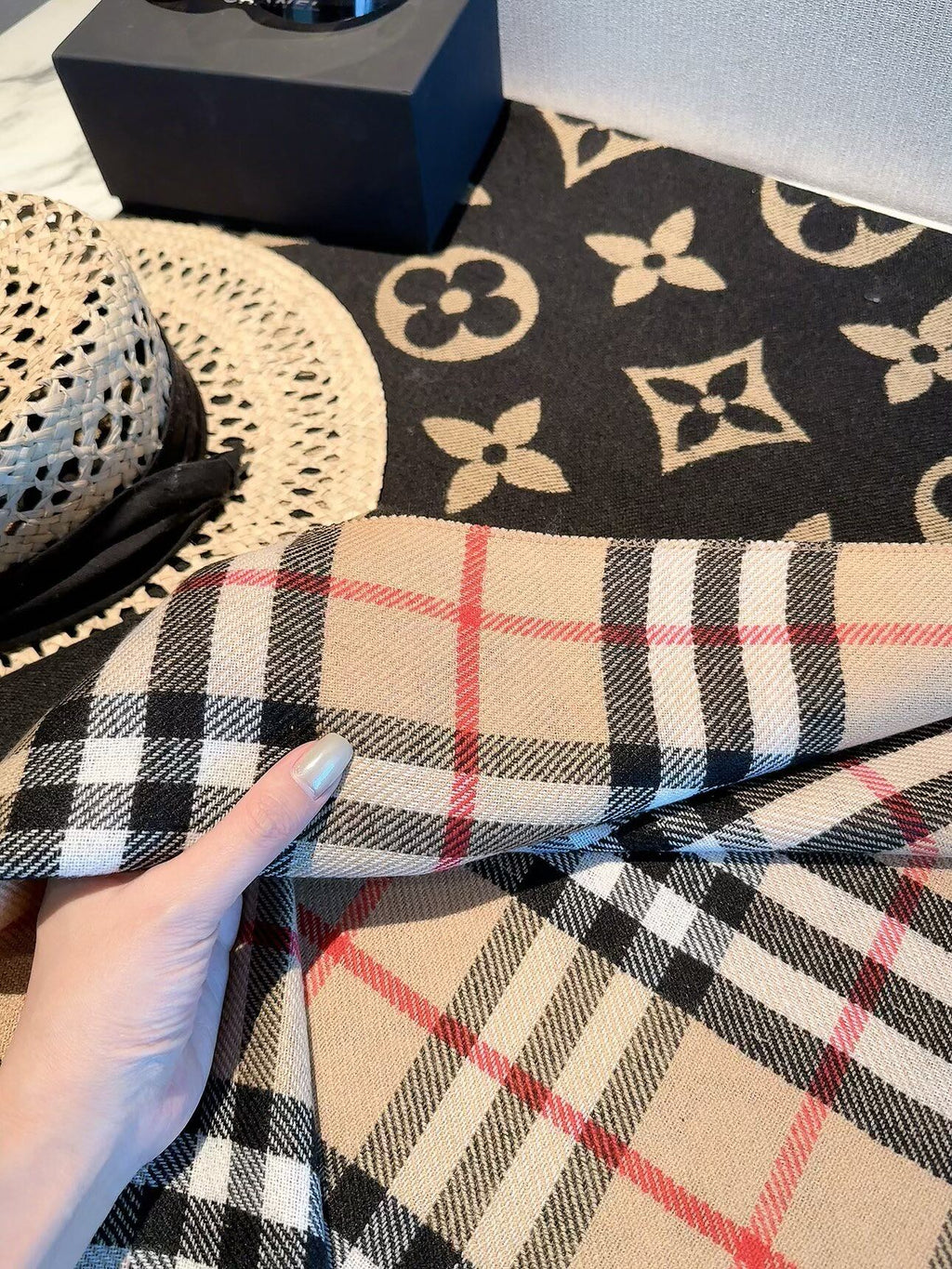 Stylish Four-Leaf Clover and Letter Pattern Scarf