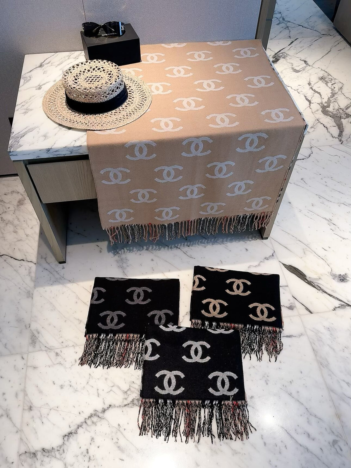 Stylish CC Letter Pattern Scarf