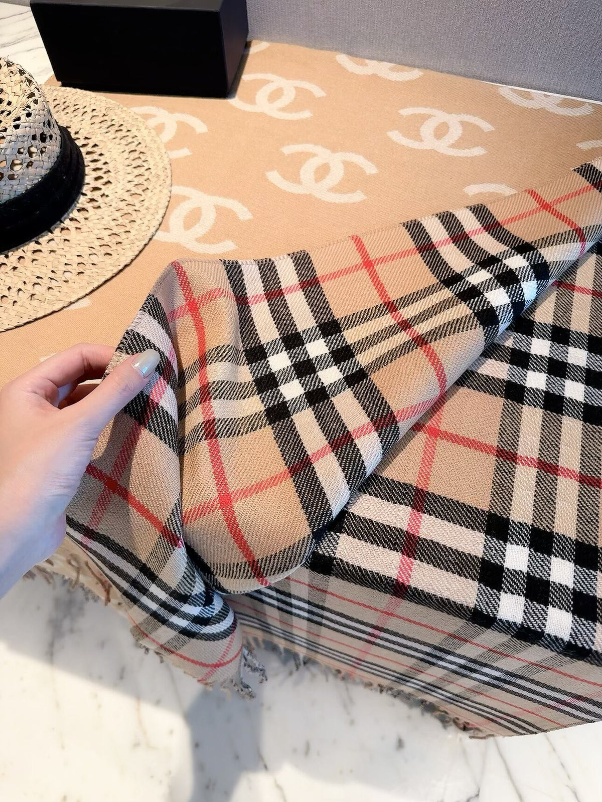 Stylish CC Letter Pattern Scarf