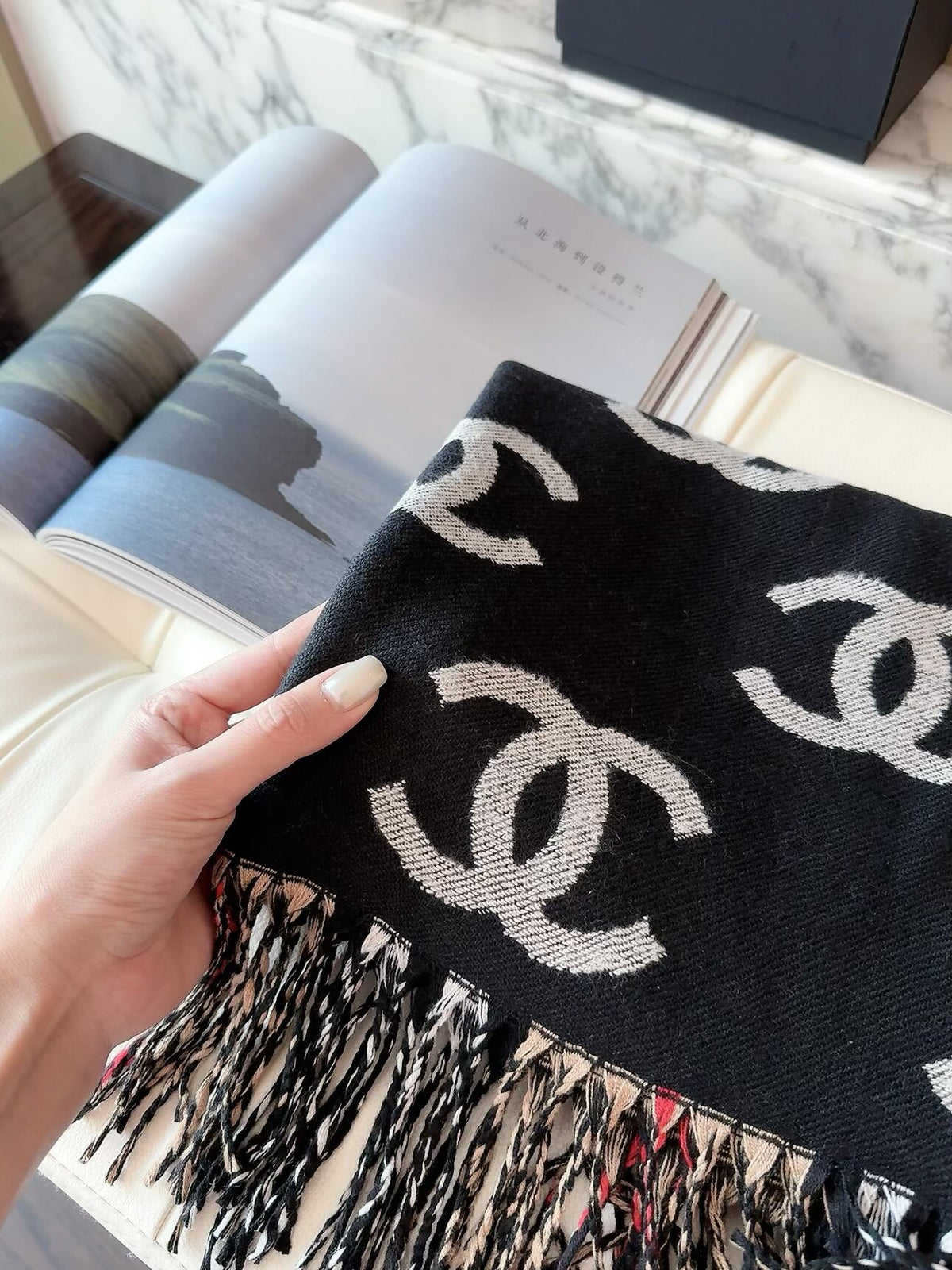 Stylish CC Letter Pattern Scarf