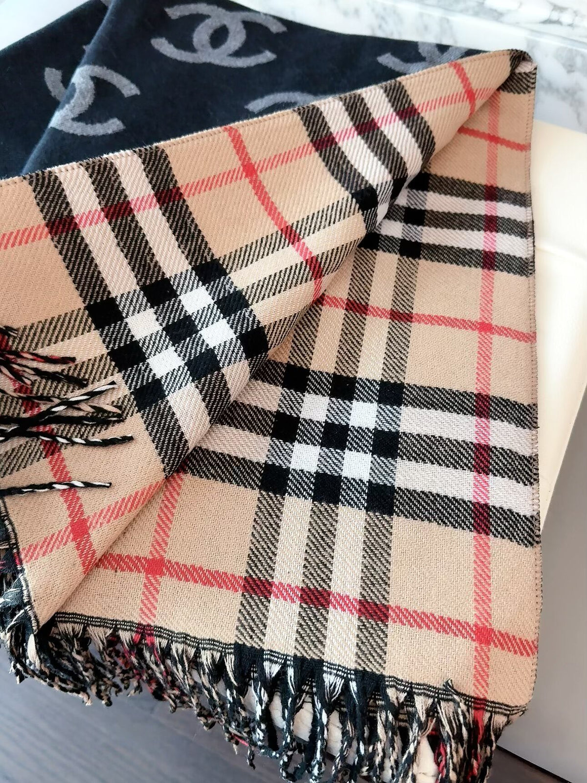 Stylish CC Letter Pattern Scarf