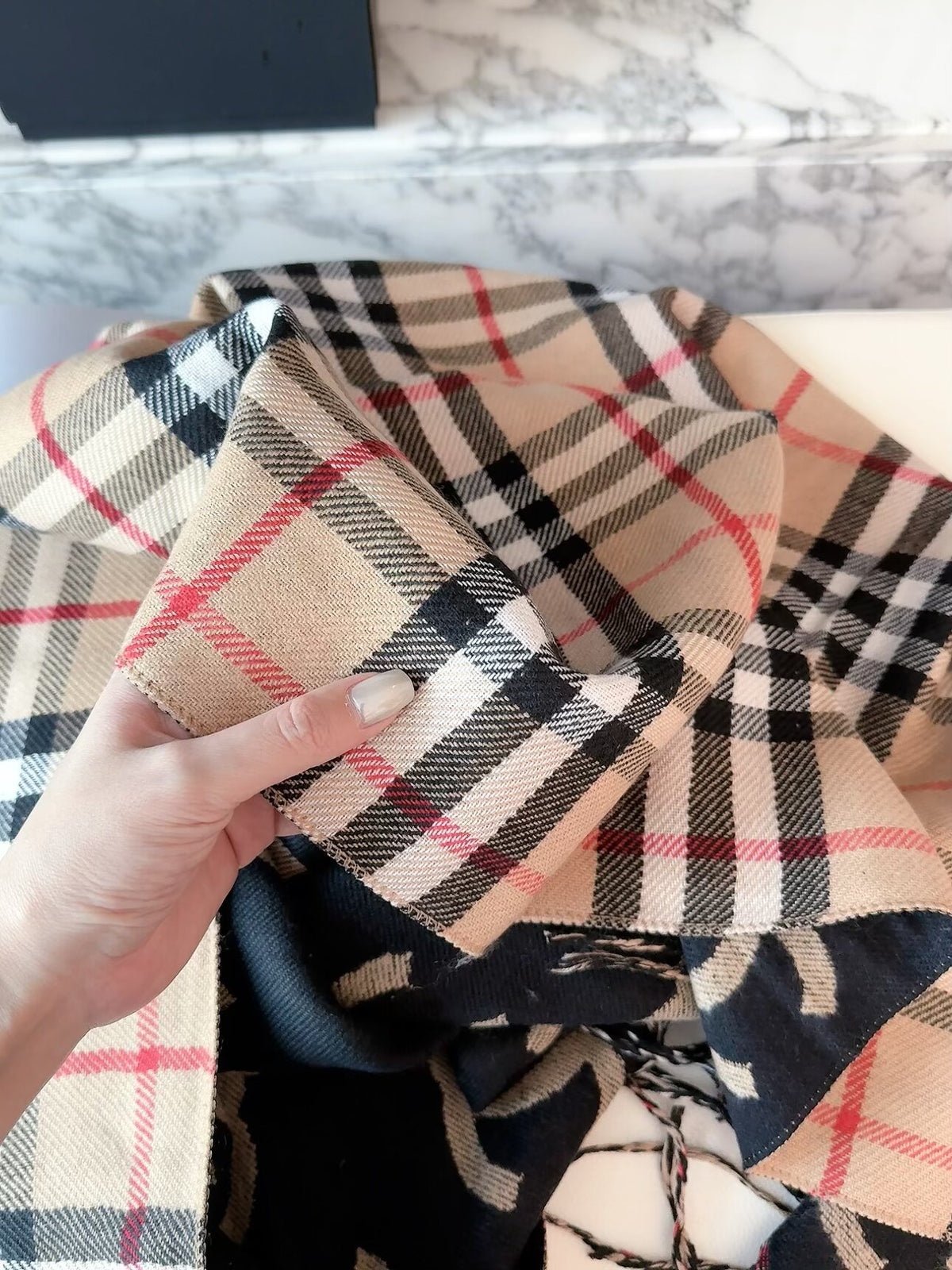 Stylish CC Letter Pattern Scarf