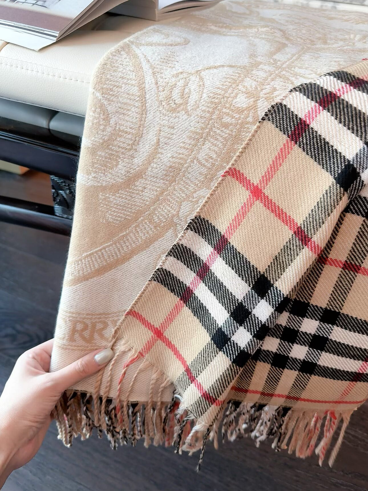 Stylish BUR Letter-Pattern Scarf
