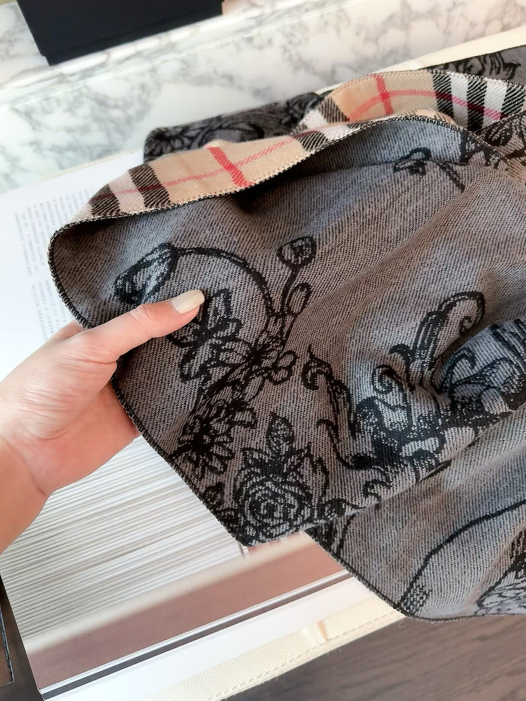 Stylish BUR Letter-Pattern Scarf