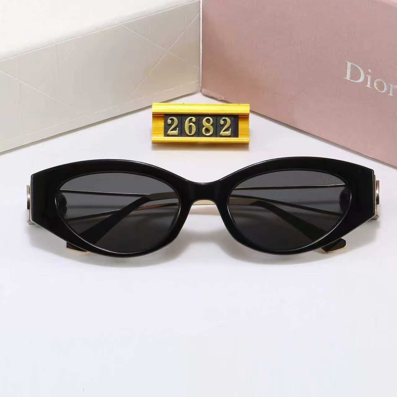 5-Color Stylish CD Letter Sunglasses
