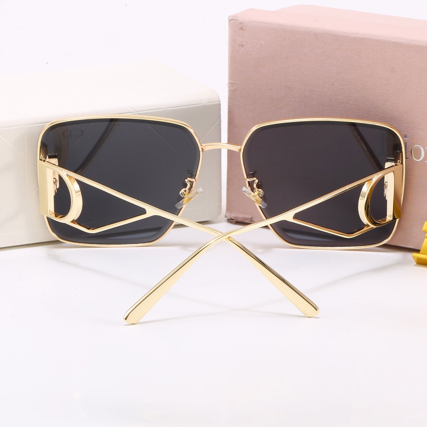 7-Color Stylish CD Letter Sunglasses